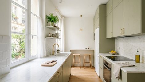 Agrandir visuellement une petite cuisine grâce aux couleurs et à la lumière